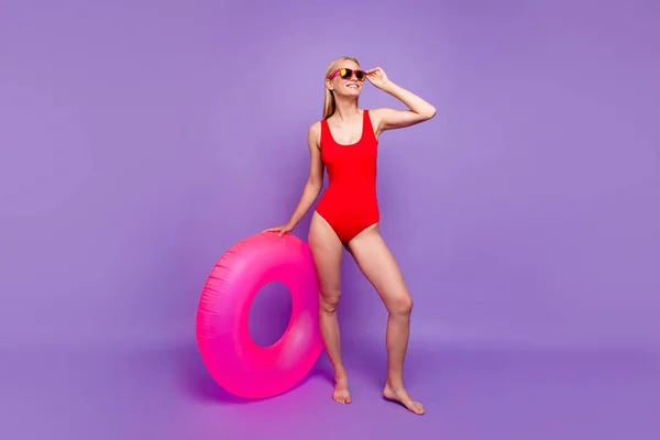 Estilo Playa Retrato Cuerpo Completo Niña Traje Baño Rojo Sostiene — Foto de Stock