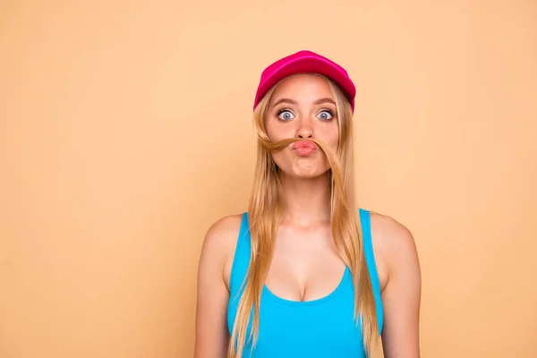 Retrato Jovem Atraente Agradável Bonito Cabelos Lisos Menina Funky Loira — Fotografia de Stock