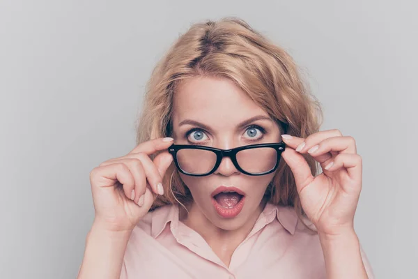 Ena Surpreendido Muito Jovem Loira Tocando Olha Sobre Óculos Olhos — Fotografia de Stock