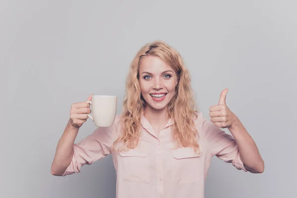 Muchacha Joven Atractiva Alegre Sosteniendo Taza Blanca Mano Mostrando Los —  Fotos de Stock