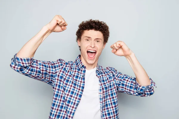 Nahaufnahme Porträt Eines Überraschten Jungen Mannes Der Den Sieg Feiert — Stockfoto