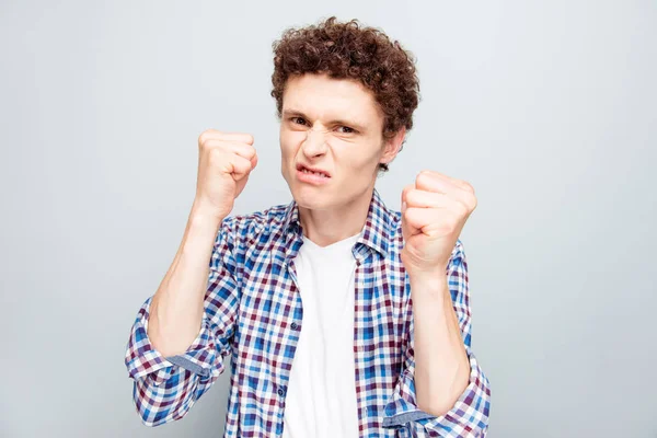 Portret Van Man Klaar Voor Een Strijd Geïsoleerd Lichtgrijze Achtergrond — Stockfoto