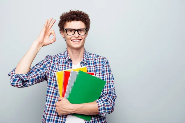 Joven Estudiante Guapo Con Pelo Rizado Gafas Camisa Cuadros Mostrando —  Fotos de Stock