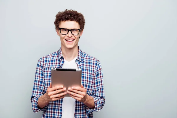 Portret Człowieka Szczęśliwego Mądry Młody Student Trzymając Tablet Cyfrowy Ręce — Zdjęcie stockowe
