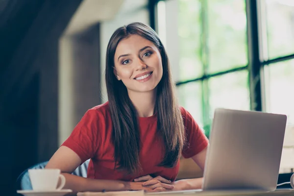 Dritto dai capelli giovani bella sorridente caucasico ragazza freelance — Foto Stock