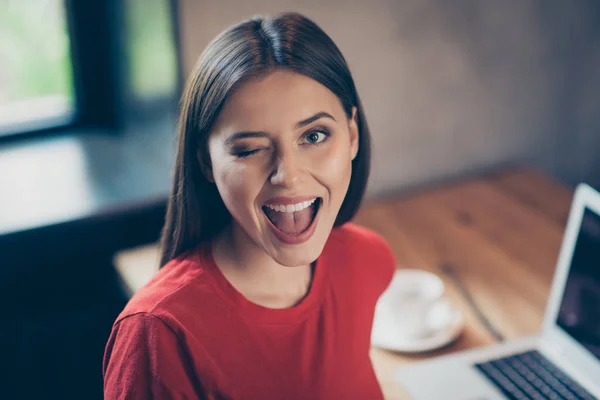 Portrait of young girl in a red T-shirt and dark hair looks at t — Stock Photo, Image