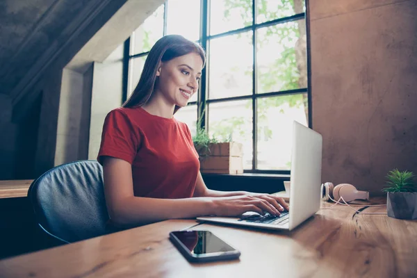 Young, zakenvrouw zitten in workstation met behulp van draagbare com — Stockfoto