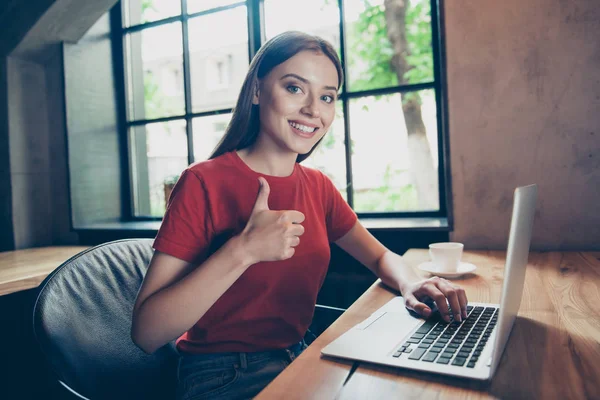 Portret van mooie, aantrekkelijke meisje freelancer met duimen — Stockfoto