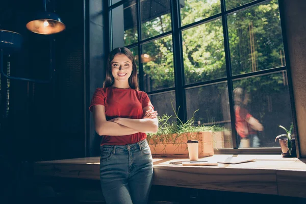 Junges Charmantes Modelmädchen Rotem Shirt Und Jeans Steht Mit Verschränkten — Stockfoto