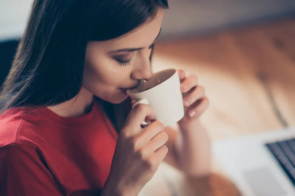 Oříznout Fotografii Dívky Která Těší Výborné Aroma Kávy Bílý Hrnek — Stock fotografie