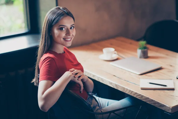 Retrato Jovem Estudante Modelo Senta Metade Uma Volta Café Olha — Fotografia de Stock