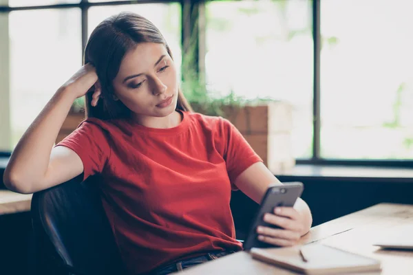 Chica Cansada Joven Pelo Recto Que Usa Una Camiseta Roja — Foto de Stock