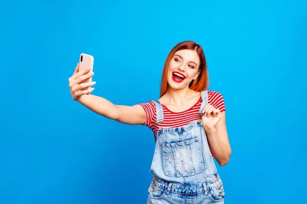 Retrato Agradable Vívido Rojo Pelo Recto Excitado Feliz Sonriente Joven —  Fotos de Stock