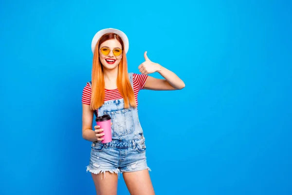 Chica Sombrero Blanco Con Una Taza Café Rosa Sus Manos —  Fotos de Stock