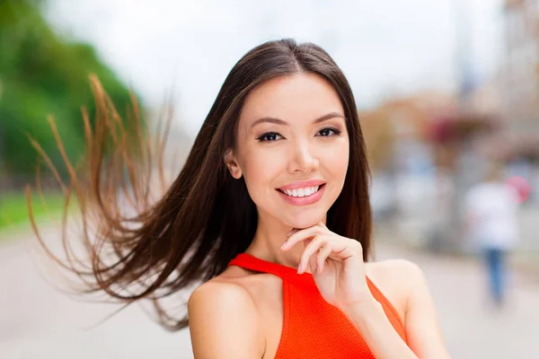 Close Van Portret Van Leuke Aziatische Brunette Meisje Glimlacht Kijkt — Stockfoto