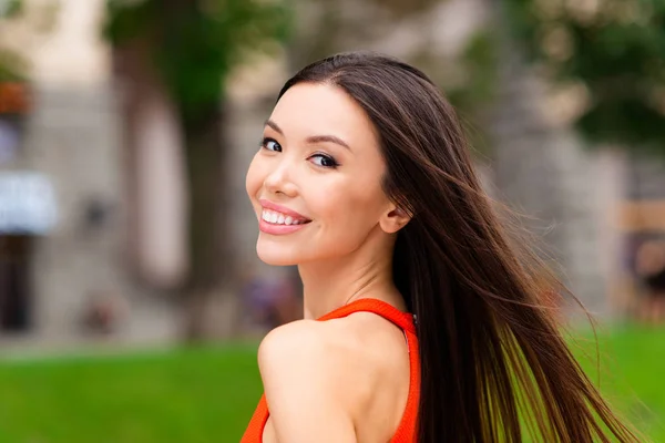 Increíble Hermosa Atractiva Chica Asiática Mirada Feliz Sonriente Cámara Sobre —  Fotos de Stock