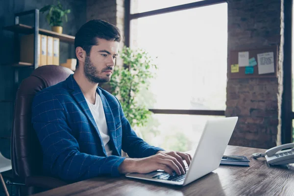 Ung Manlig Affärsman Som Sitter Framför Dator Spenderar Arbetsdag Affärskorrespondens — Stockfoto