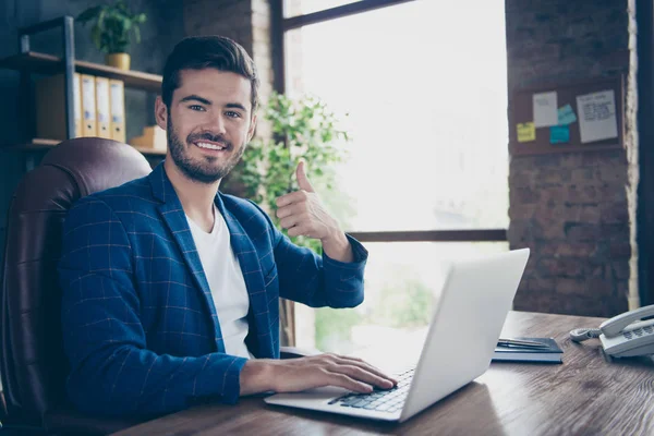 漂亮英俊的年轻深色的肖像微笑的执行工人男子 坐在办公工作站工作场所 使用笔记本电脑 显示拇指向上 — 图库照片