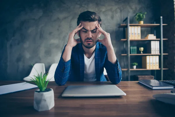 Día Muy Duro Trabajo Hombre Con Dolor Cabeza Sostiene Cabeza — Foto de Stock