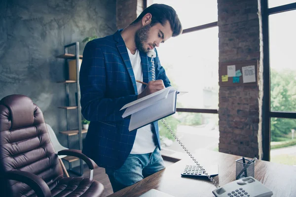 Vedoucí Oddělení Napíše Úkoly Týden Tím Telefonní Hovor Pomocníka Office — Stock fotografie