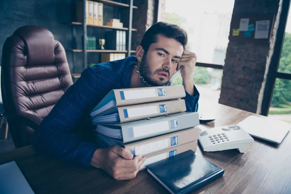 Tengo Fuerzas Para Escucharte Hombre Cansado Sostiene Receptor Teléfono Mano —  Fotos de Stock