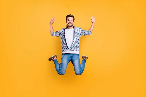 Full Legh Retrato Cara Feliz Roupas Casuais Pulando Com Mãos — Fotografia de Stock