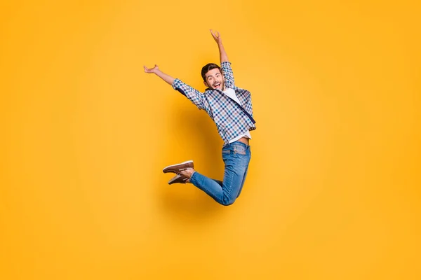 Портрет Літаючого Веселого Чоловіка Кросівках Джинсовому Вбранні Стрибки Піднятими Руками — стокове фото