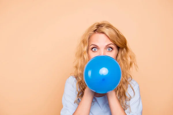 Attraktiva Vacker Söt Trevlig Curly Haired Glad Blondin Kaukasiska Ung — Stockfoto