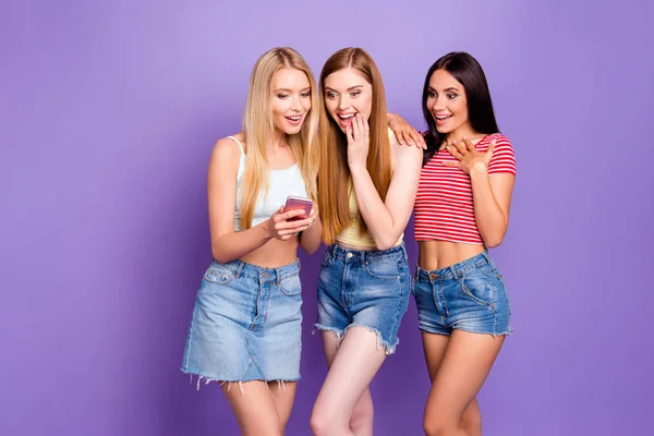 Vaya Retrato Chica Bonita Falda Jeans Mostrando Algo Nuevo Teléfono — Foto de Stock