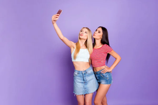 선명한 보라색 배경에 스마트 전화를 입술으로 키스를 보내는 카메라에 Selfie를 — 스톡 사진