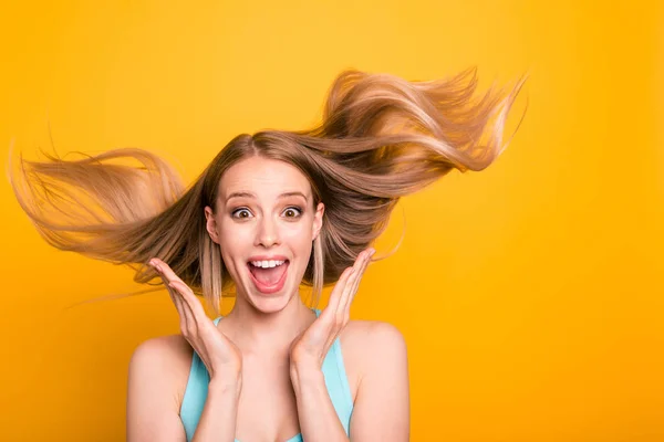 Retrato Linda Rubia Pelo Recto Caucásica Sonriente Chica Con Camisa —  Fotos de Stock