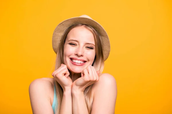 Retrato Atraente Agradável Cabelos Lisos Loira Caucasiana Feliz Sorrindo Menina — Fotografia de Stock
