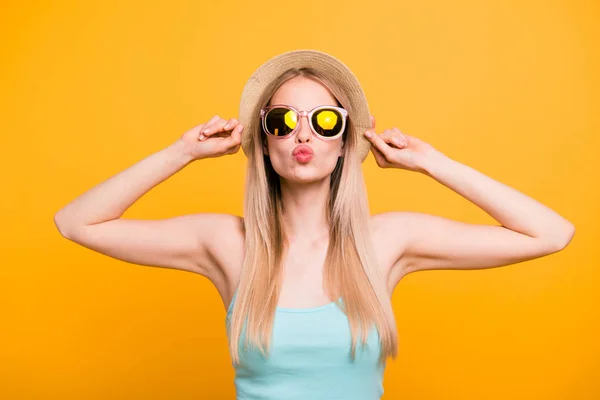 Retrato Rubia Atractiva Sostiene Sombrero Con Sus Manos Envía Beso —  Fotos de Stock