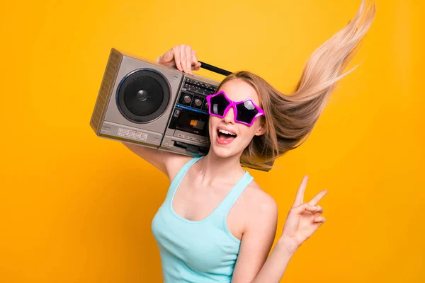 Retrato Joven Rubia Guay Con Gafas Verano Que Muestran Signo —  Fotos de Stock