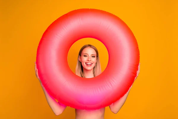 Reizen Dagdromen Concept Positieve Blond Meisje Kijk Door Roze Rubberen — Stockfoto