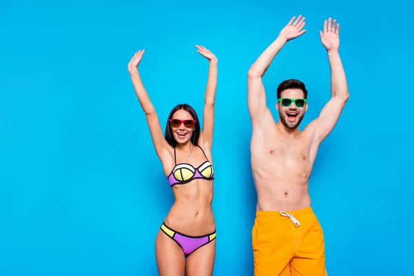 Concepto Hora Verano Caliente Retrato Pareja Alegre Gafas Sol Trajes — Foto de Stock