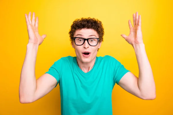 Gutaussehender Lockiger Junger Mann Mit Lässigem Grünem Shirt Und Brille — Stockfoto