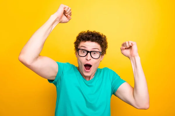 Beau Bouclé Choqué Jeune Homme Aux Cheveux Shirt Vert Décontracté — Photo