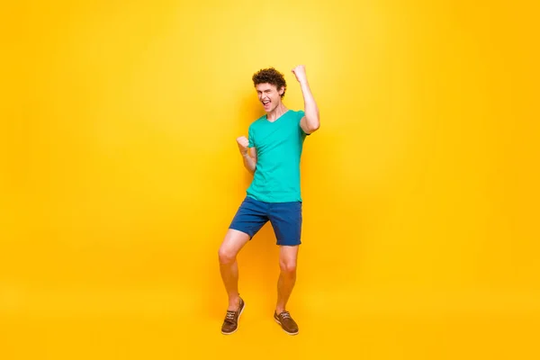 Joven Atractivo Guapo Chico Alegre Con Casual Verde Polo Camiseta — Foto de Stock