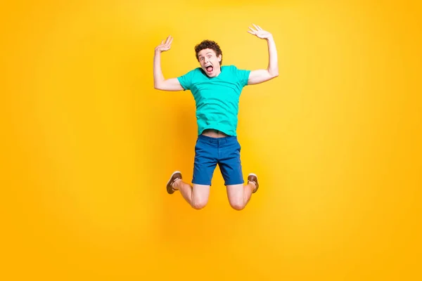 Jeune Beau Jeune Homme Excité Aux Cheveux Bouclés Portant Polo — Photo