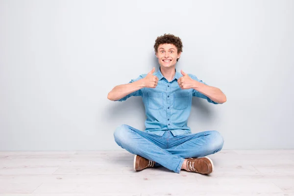 Stilig Curly Haired Glada Leende Ung Kille Bär Casual Jeans — Stockfoto