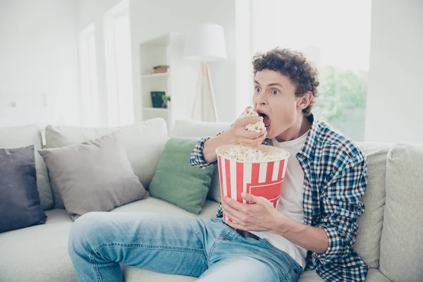 Aantrekkelijke Curly Haired Geconcentreerde Jonge Kerel Student Dragen Casual Vergadering — Stockfoto