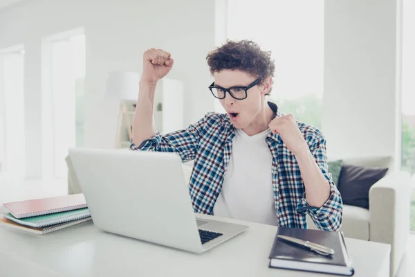 Bonito Encaracolado Jovem Estudante Feliz Casa Vestindo Casual Camisa Quadriculada — Fotografia de Stock