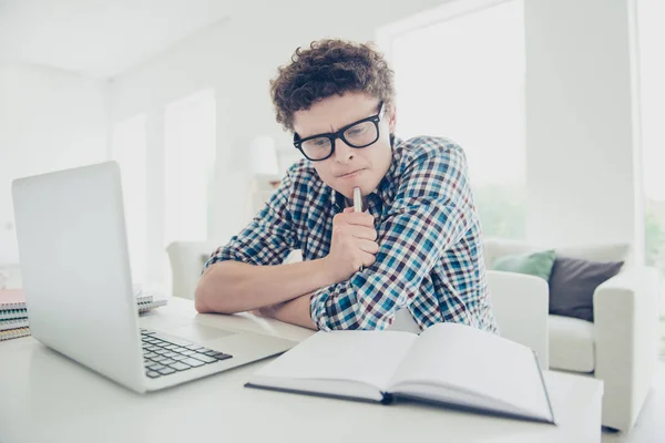 Knappe Curly Haired Ernstige Jonge Kerel Student Thuis Het Dragen — Stockfoto