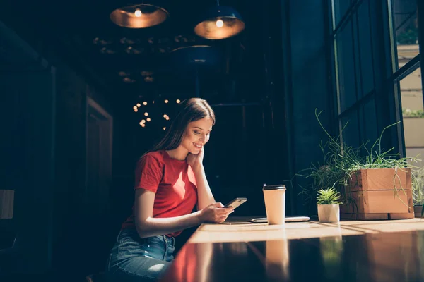 Atraente Agradável Sorridente Jovem Vestindo Casual Sentado Cafetaria Digitando Mensagem — Fotografia de Stock