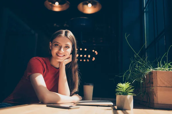 Atrakcyjne Ładne Uśmiechający Się Zadowolony Młoda Dziewczyna Freelancer Student Noszenie — Zdjęcie stockowe