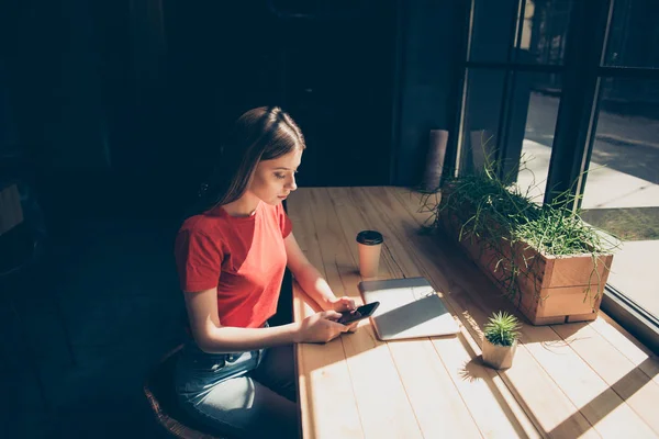 Atractivo Agradable Niña Seria Freelancer Estudiante Usando Informal Sentado Cafetería — Foto de Stock