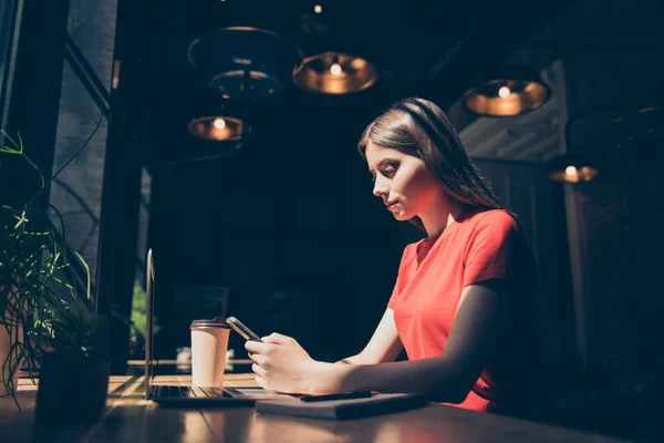 Aantrekkelijke Leuke Glimlachende Jong Meisje Freelancer Student Dragen Casual Zitten — Stockfoto