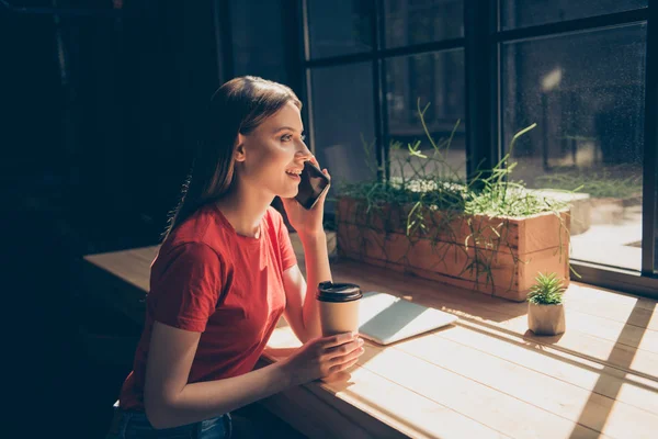 Atractivo Agradable Sonrisa Joven Freelancer Estudiante Vistiendo Informal Sentado Cafetería — Foto de Stock