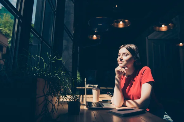 Atractivo Agradable Sonriente Niña Soñadora Estudiante Freelancer Usando Informal Sentado — Foto de Stock